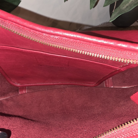 Coach 9033 ERGO Pocket ZIP  RED  EUC VINTAGE PRICE IS FIRM - Picture 10 of 16